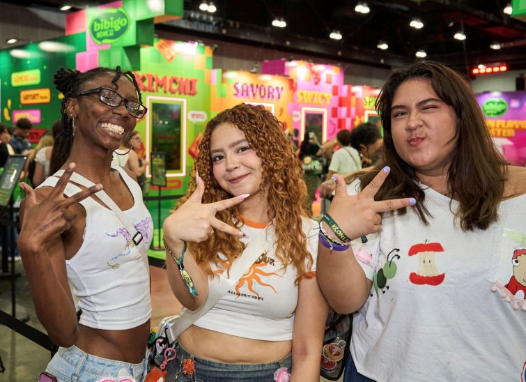 [CJ제일제당 사진자료1] 'KCON LA 2026'에 마련된 비비고 부스 앞에서 관람객들이 다양한 포즈를 취하고 있다.jpg