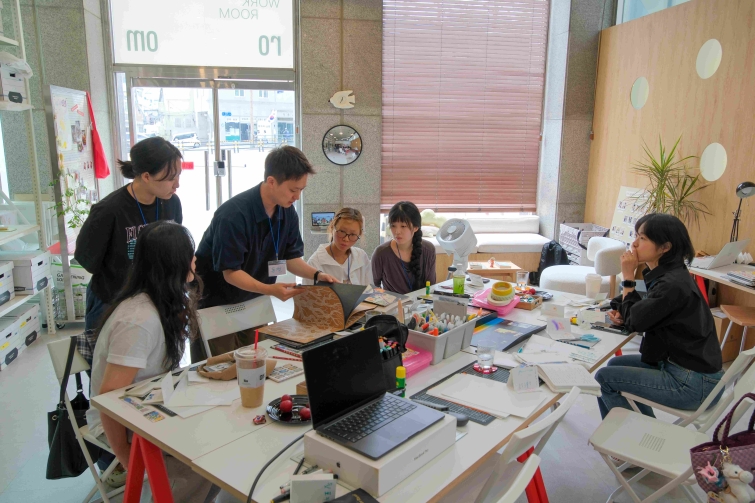 [사진] 파라다이스 문화재단 ‘PAL WORKROOM’ 사업에 참여한 창작자들이 예술활동을 하는 모습..jpg
