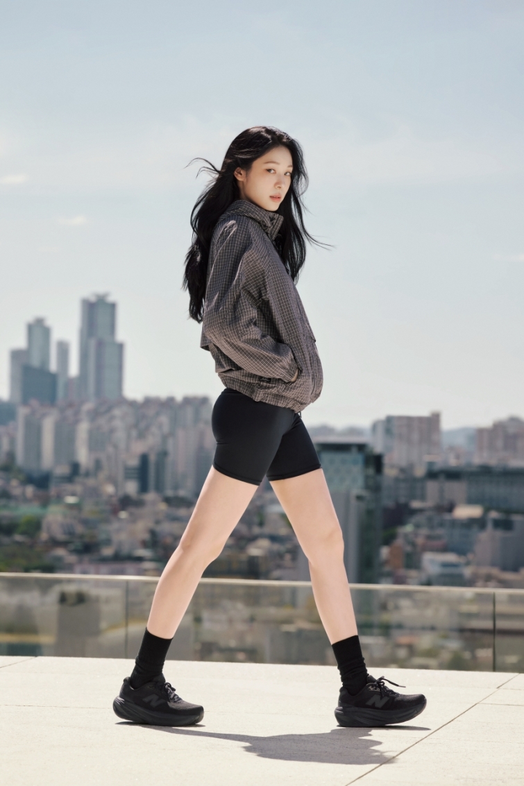 [사진 자료] 1_이랜드 뉴발란스, 김연아와 함께한 26FW ‘올데이 바람막이’ 캠페인 화보.jpg