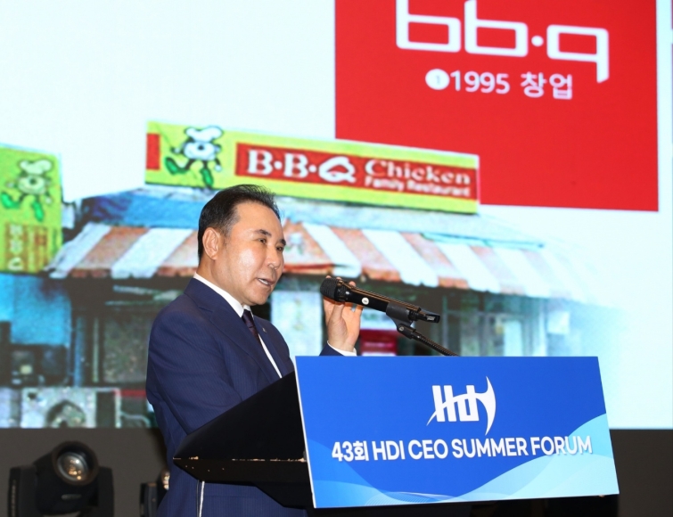[사진1] BBQ치킨_윤홍근 제너시스BBQ 그룹 회장이 강원 강릉 탑스텐 호텔에서 열린 ‘제43회 2026 HDI CEO SUMMER ~.jpg