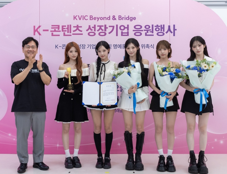 이대희 한국벤처투자 사장은 지난 3일 서울 강남구 더뮤즈엔터테인먼트 사옥에서 열린 회사의 성과 축하 행사에서 리센느(RESCENE)와 기념 사진을 촬영했다. (출처=한국벤처투자)..jpg