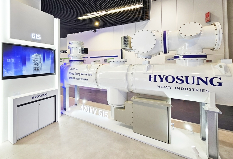 사진자료. 효성중공업이 'CIGRE 2026'에 독자기술로 개발한 저탄소 전력기기 '420kV SF6-Free GIS'를 전시했다.jpg