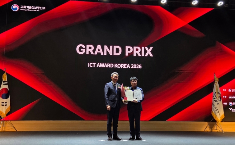 [사진1] KT엠모바일 김의현 대표이사(오른쪽)가 ICT 어워드 코리아 2026 시상식에서 eSIM 로밍 서비스 'mobi'의 그랑프리(GRAND PRIX) 수상을 기념해 촬영을 하고 있다..jpg