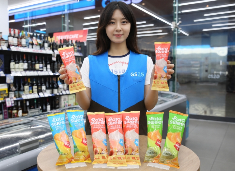 사진2_GS25가 이달 새롭게 선보인 '라라스윗 그릭 복숭아 쫀득바'를 근무자가 들고 포즈를 취하고 있다..jpg