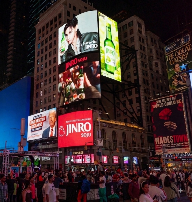 [하이트진로 사진자료] 진로(JINRO) 글로벌 캠페인 마이 패이보릿 진로(My Favorite JINRO) 미국 뉴욕 타임스퀘어 옥외광고 이미지.jpg