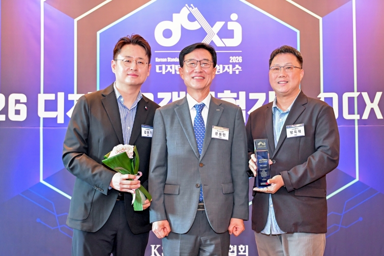 0828 AI로 심플해진 U+one, LG유플러스 DCXI 3년 연속 1위(인증수여식).jpg