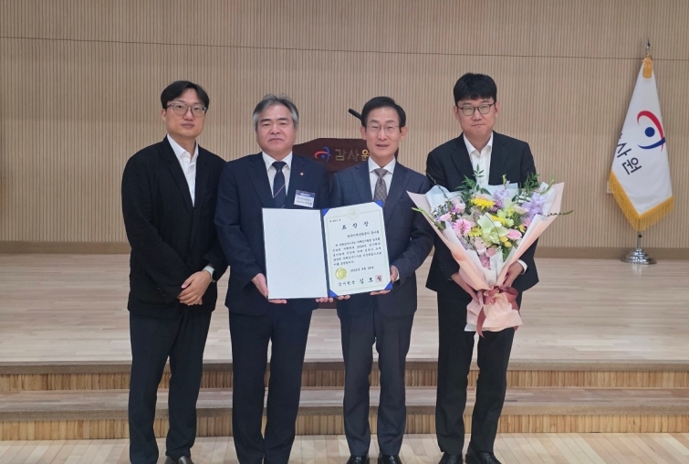 이세걸 한국지역난방공사 상임감사위원(왼쪽에서 두번째)이 김호철 감사원장(왼쪽에서 세번째)으로부터 표창을 수상했다..jpg