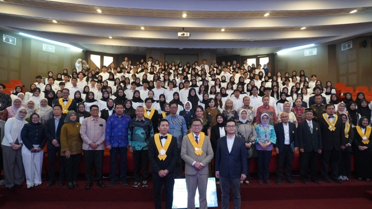 코스맥스-인도네시아 UNPAD 약학대학 화장품학과 설립 기념 사진.jpg