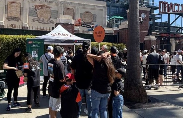 [CJ제일제당 사진자료] CJ제일제당이 미국 샌프란시스코 자이언츠와 애리조나 다이아몬드백스의 경기가 펼쳐진 오라클파크에서 비비고 김 샘플링을 하고 있다. .jpg