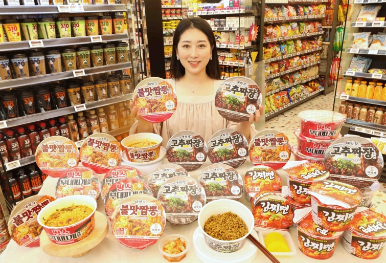 [이미지1] “10년 전 가격으로! ‘IT’S RAMYUN TIME!’” 이마트24, 차별화 라면 9종 앞세워 라면 캠페인 전개! (1).jpg