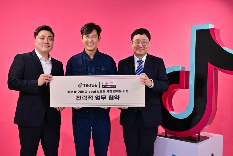 아티스트컴퍼니가1일틱톡과배우IP기반글로벌브랜드사업협력을위한MOU를체결했다.(왼쪽부터) 아티스트컴퍼니 박승현 대표, 이정재 배우, 틱톡 코리아 정재훈 운영 총괄. (사진=아티스트컴퍼니)_2.jpg