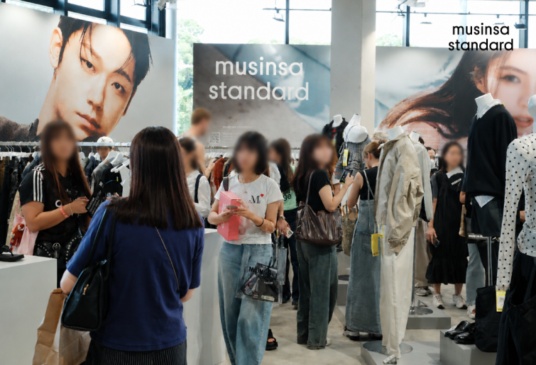 [무신사 사진자료]'무신사 스테이션 인 하라주쿠' 내 무신사 스탠다드 존 방문객 모습.png