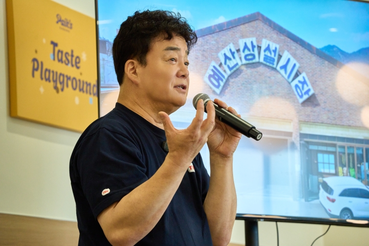 (사진1) 더본코리아 백종원 대표가 예산 지역개발에 대해 설명하는 모습.jpg