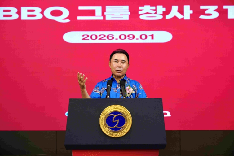 [사진1] BBQ치킨_제너시스BBQ 그룹은 경기도 이천 치킨대학에서 주요 임원과 임직원이 참석한 가운데 창립 31주년 기념식을 개최하고~.jpg