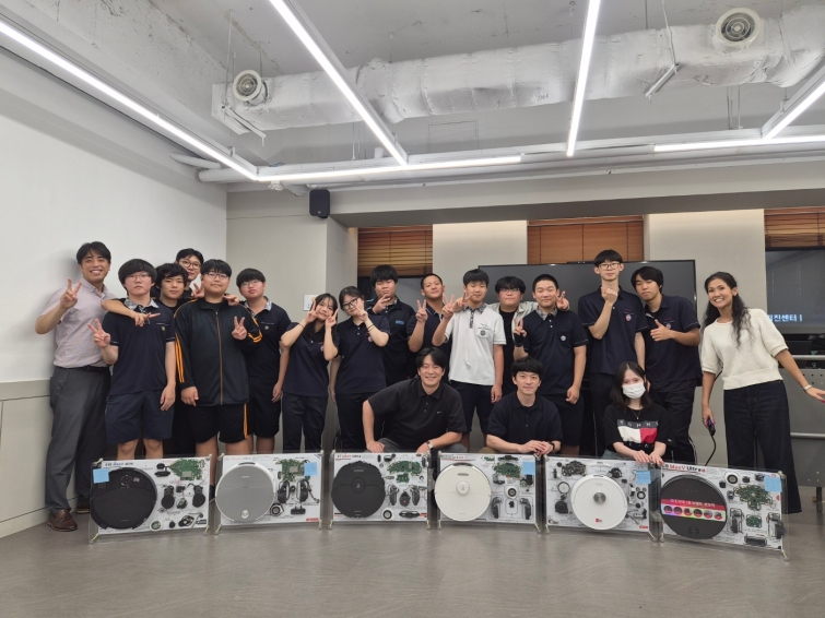 [로보락-사진자료1] 로보락코리아, 고등학생들과 로봇청소기 직접 분해하는 ‘스파크 세미나’ 진행_(우측 첫번째) 로보락코리아 장유정 매니저_260902.jpg