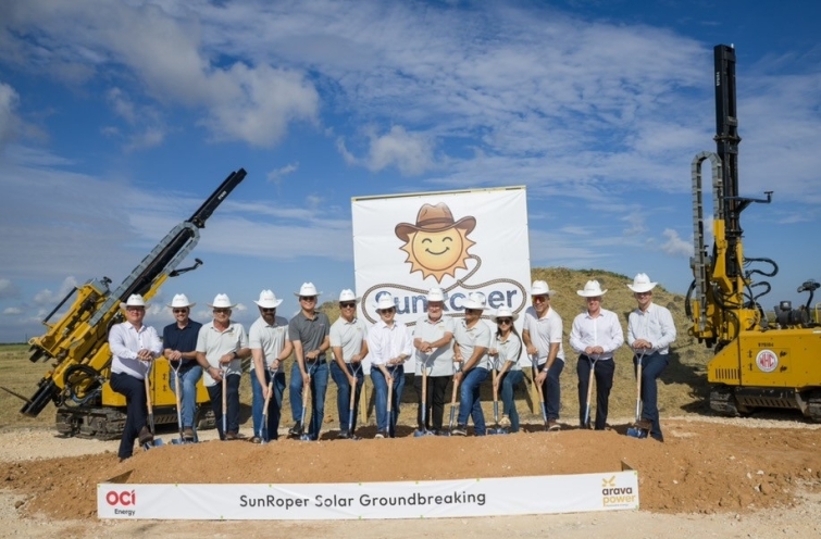 [사진] 선로퍼 프로젝트 기공식에서 OCI홀딩스 이우현 회장(왼쪽에서 일곱번째), OCI Energy 사바 바야틀리 사장(오른쪽에서 세번째) 등 내빈들이 첫삽을 뜨고 있다.jpg