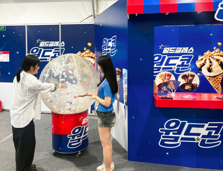 사진2_한 방문객이 ’롯데 아이스크림 라운지’에 방문해 월드콘 에어볼 이벤트에 참여하고 있다..jpg