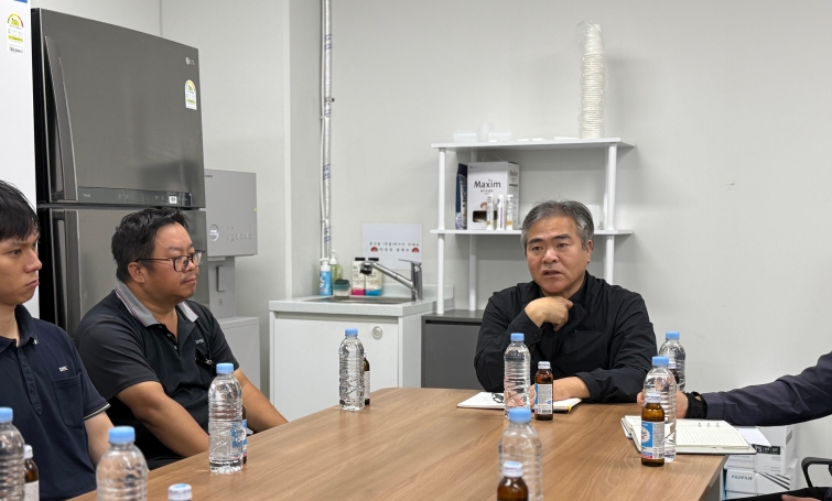 이세걸 한국지역난방공사 상임감사위원이 자회사 직원들과 청렴을 주제로 소통하고 있다..jpg