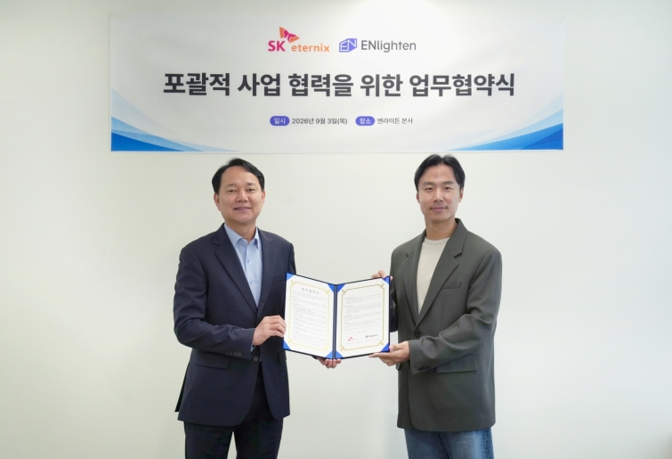 [사진1] 김해중 SK이터닉스 대표-이영호 엔라이튼 대표.jpg