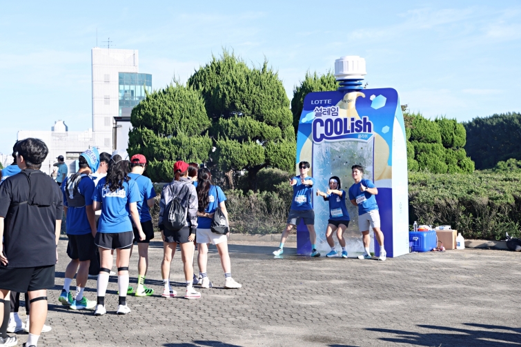 사진4_설레임런 참가자들이 설레임 쿨리쉬 제품 모형 앞에서 기념 촬영을 하고있다..jpeg