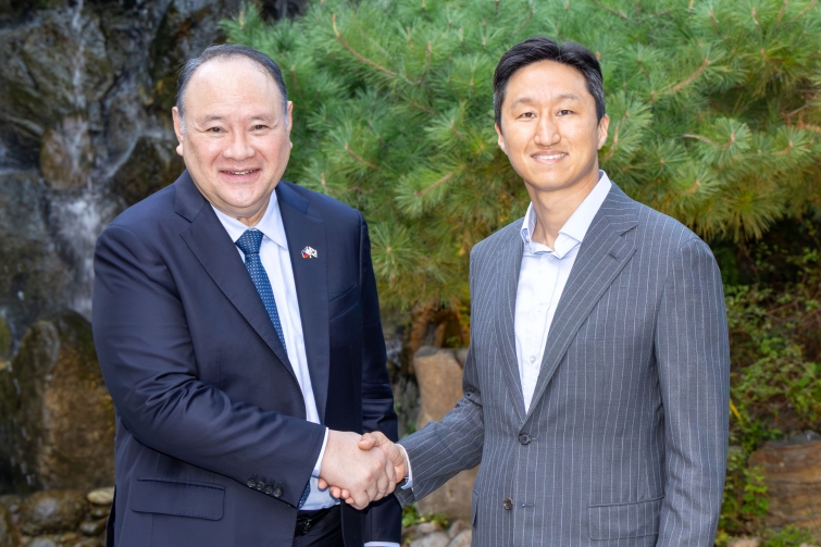 사진. 지난 7일(월) HD현대 정기선 회장과 길베르토 테오도로 주니어 필리핀 국방장관이 만나 기념사진을 촬영하고 있다. (사진 오른쪽 HD현대 정기선 회장).jpg