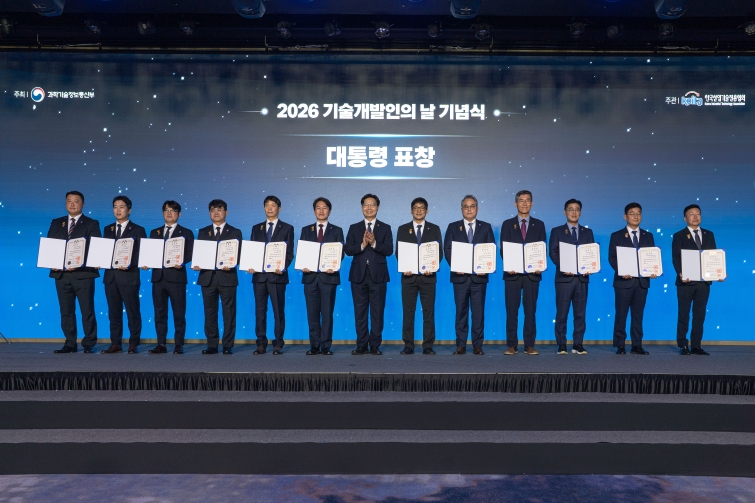 사진1. 금호석유화학 김재윤 수석연구원(좌측에서 다섯번째)이 기념사진을 촬영하고 있다..jpg