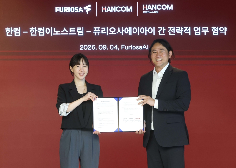 김연수 한컴 대표(사진 왼쪽)와 백준호 퓨리오사AI 대표가 기념 촬영을 하고 있다.jpg