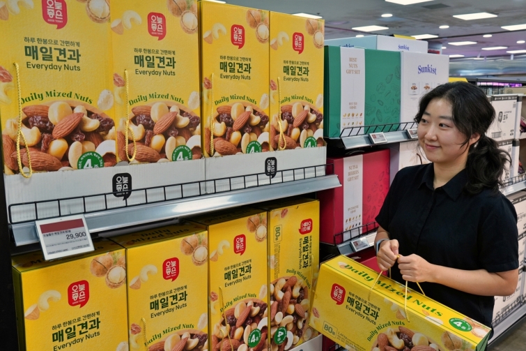 1. 롯데마트·슈퍼 '오늘좋은 매일견과 선물세트' 구매컷.jpg