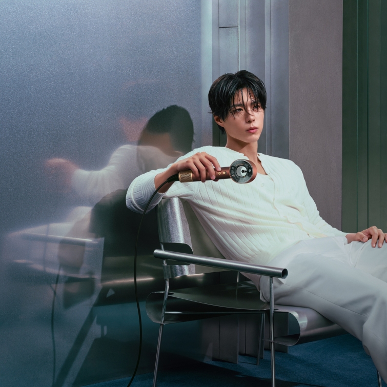 [사진자료] 다이슨 APAC 앰베서더 박보검_‘버건디 우드’ 기프트 에디션.jpg