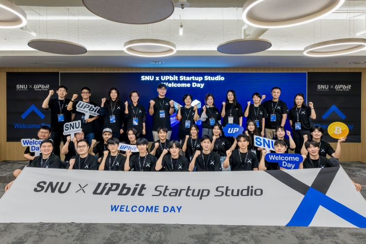[사진자료1] 송치형 두나무 회장과 직원들이 'SNU x UPbit Startup Studio' 창업자들과 단체사진을 촬영하고 있다.jpg