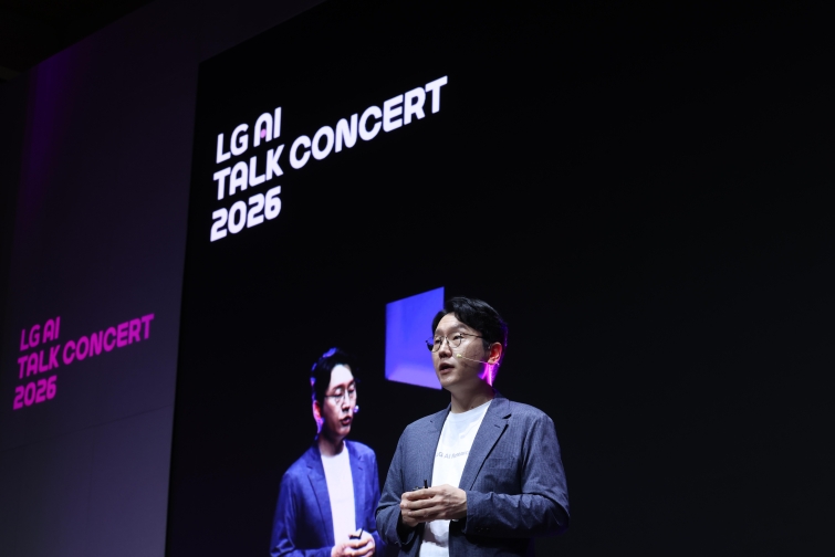 [사진①] LG AI 토크 콘서트 2026에서 임우형 LG AI연구원 공동 연구원장이 발표하고 있는 모습.jpeg