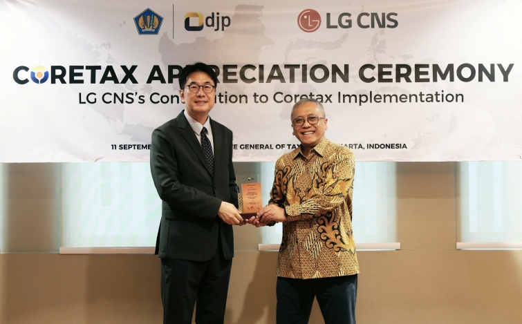 [사진] LG CNS 디지털비즈니스사업부장 김홍근 부사장(왼쪽)과 이완 드주니아르디 재무부장관 특별보좌관(오른쪽)이 감사패 수여식에서 기념사진을 촬영하는 모습.jpg