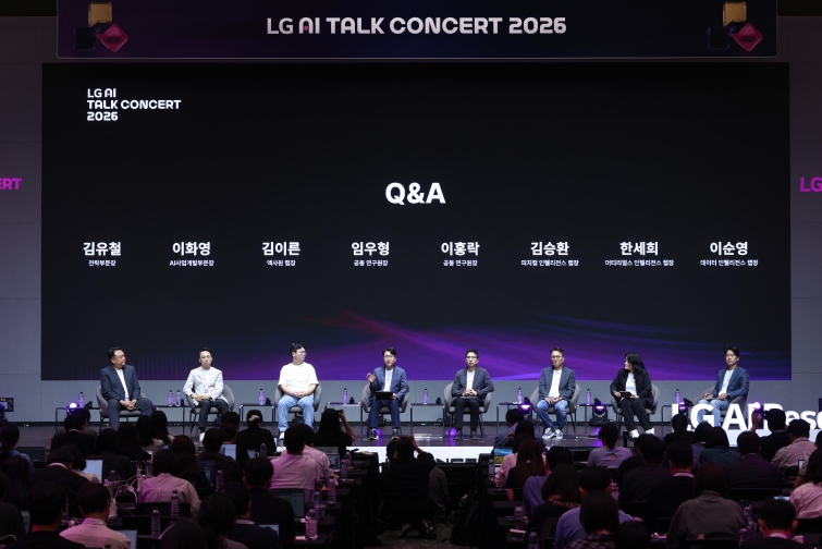 [사진] 14일 LG AI 토크 콘서트 2026에서 LG AI연구원 리더들이 질의응답을 진행하고 있는 모습.jpeg