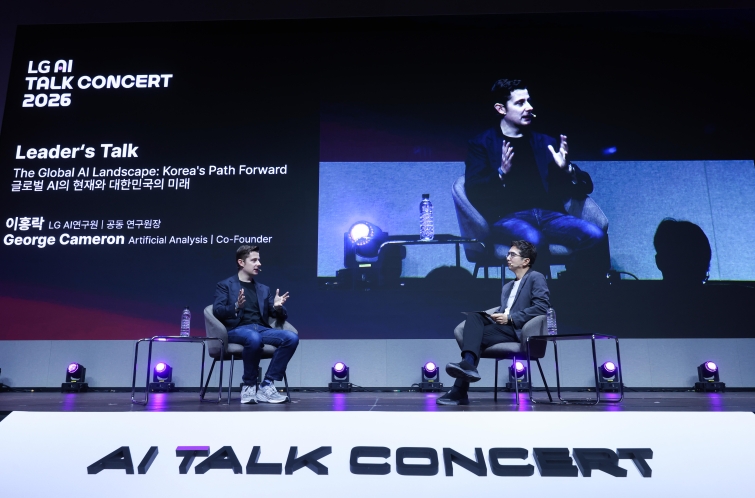 [사진①] 14일 LG AI 토크 콘서트 2026에서 이홍락 LG AI연구원 공동 연구원장과 조지 카메론 아티피셜 어낼리시스 공동 창립자가 대담을 하고 있는 모습.jpeg