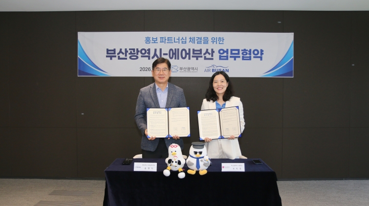사진1) 에어부산 송명익 영업본부장(왼쪽)과 부산시 오미경 대변인(오른쪽)이 지난 15일 에어부산 사옥에서 홍보 파트너십 구축을 위한 업무 협약(MOU)을 체결한 뒤 기념사진을 찍고 있다.JPG