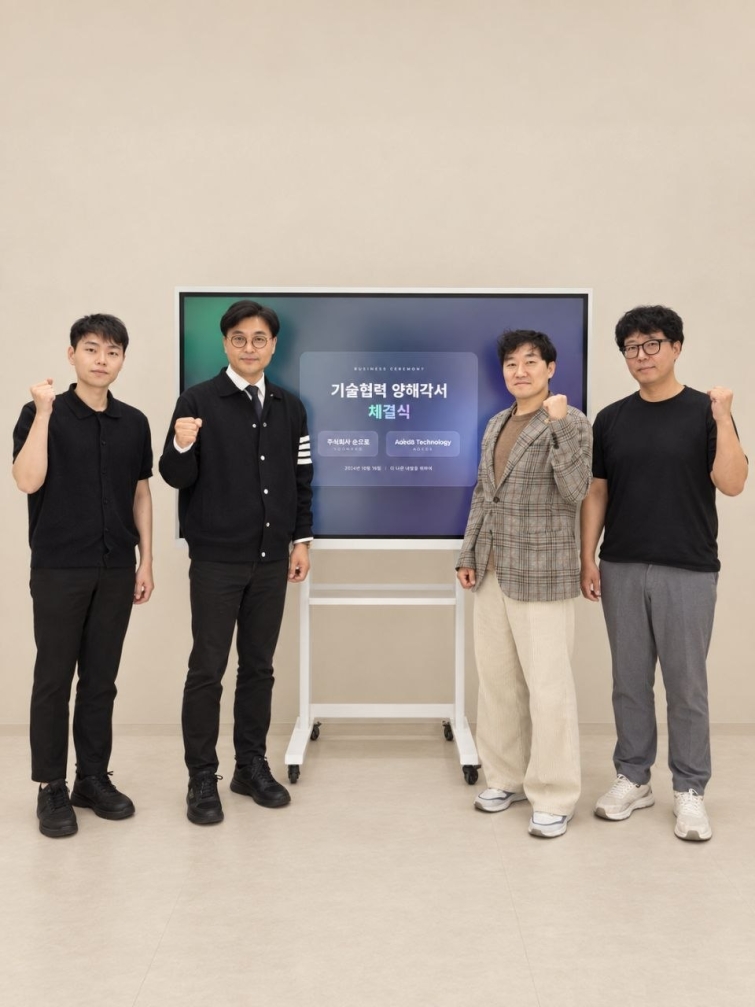 사진1. 좌측부터  개발자 김윤기 , 차현일 손오공 대표이사 , 김정수 AGEDB 대표이사, 앤드류 고 AGEDB COO.jpg