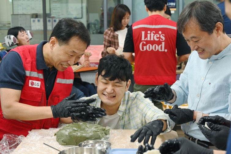 [사진1] LG전자 라이프스굿 봉사단, 송편 빚으며 따뜻한 나눔 실천.jpg