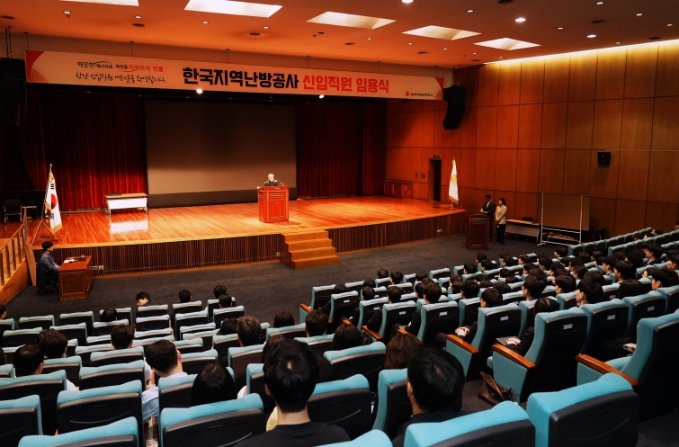 하동근 한국지역난방공사 사장이 신입직원의 임용식 후 소통행사를 갖고 있다..jpg