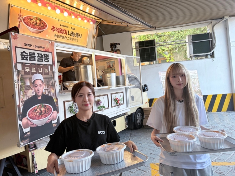 숲불짬뽕을 전달하는 스트리머 양팡(왼쪽)과 엊우진(왼쪽).jpg
