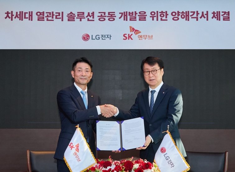 [사진1] LG전자-SK엔무브, AI 데이터센터 위한 차세대 열관리 핵심 소재 공동 개발.jpg
