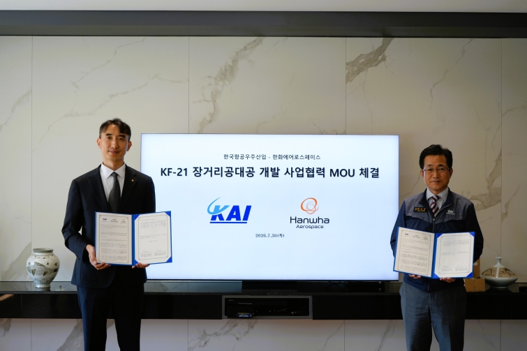 [사진]지난 7월 경남 사천시 한국항공우주산업(KAI) 본사에서 열린 KF-21 장거리 공대공 개발 사업협력 MOU 체결식에서 백기봉 한화에어로스페이스 PGM2사업단장과 백중현 KAI 국내사업본부 고정익사업1실장이 기념촬영하고 있다_한화에어로스페이스 제공.JPG