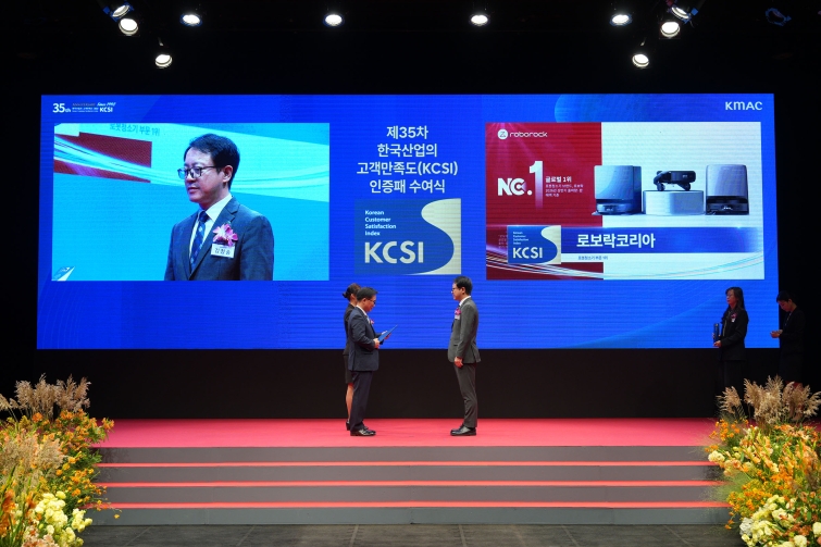 [로보락-사진자료] 로보락, '2026 한국산업의 고객만족도(KCSI)' 로봇청소기 부문 2년 연속 1위_김청송 로보락코리아 지사장(오른쪽)_261002.jpg