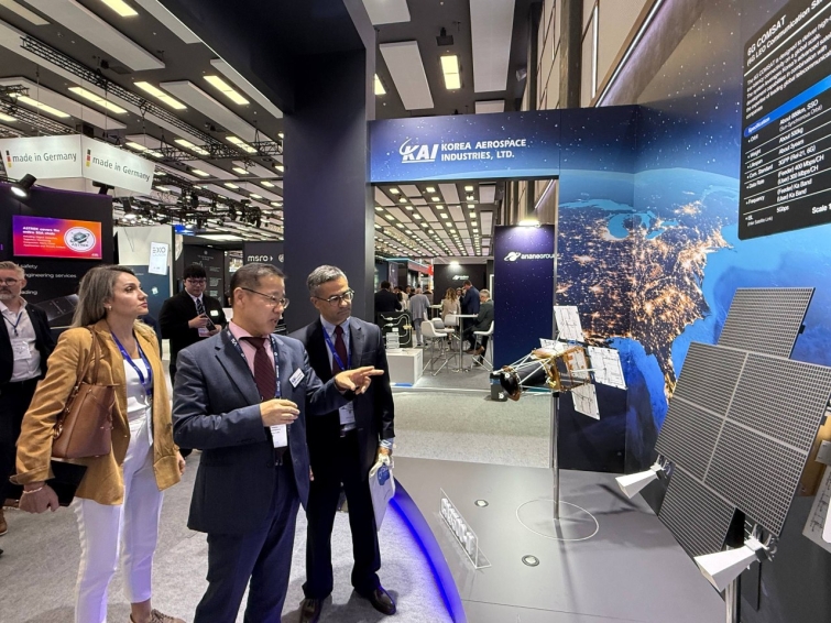 [사진1] 터키 방산국 SSB(SECRETARIAT of DEFENCE INDUSTRIES) 일행에게 부스 설명.jpg