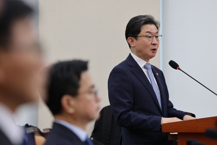 origin_국감업무보고하는이억원위원장.jpg