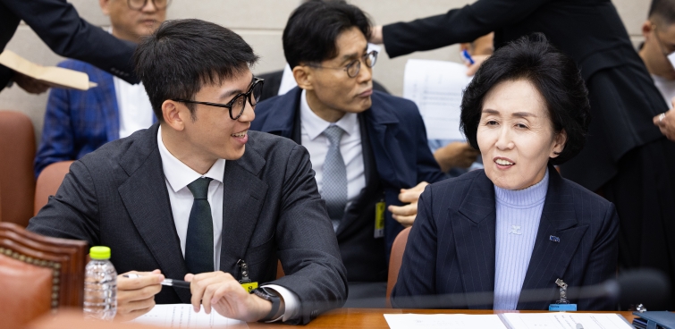 origin_국감국감장에서대화나누는권영희대한약사회장과정진웅닥터나우대표.jpg