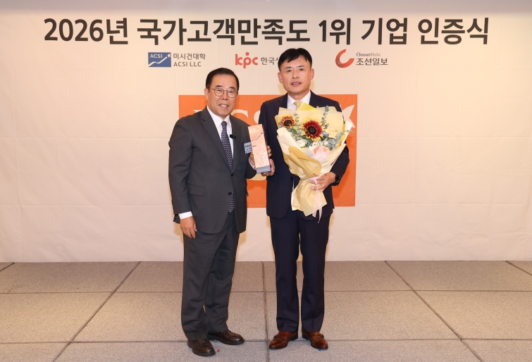지난 7일 더그랜드롯데 서울 사파이어볼룸에서 열린 '2026 국가고객만족도(NCSI)' 1위 기업 인증 수여식에서 황성만 오뚜기 대표이사(오른쪽)와 박성중 한국생산성본부 회장(왼쪽)이 수상 후 기념촬영을 하고 있다..JPG
