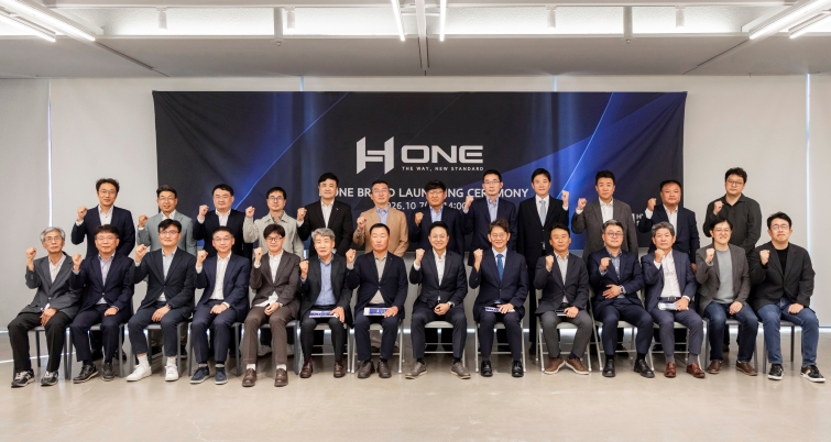 1) 현대제철 임직원과 건설사, 구조설계사, 철골제작사, 유통사, 학·협회관계자들이 'H ONE' 브랜드 론칭 행사에서 단체 기념 촬영을 하고 있다..jpg