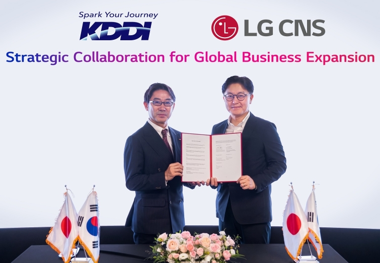 [사진] LG CNS 통신·유통·서비스사업부장 박상균 전무(오른쪽)와 KDDI 비즈니스그로스 사업본부 마츠우라 켄타로 부사업본부장이 업무협약식에서 사진촬영 하는 모습.jpg
