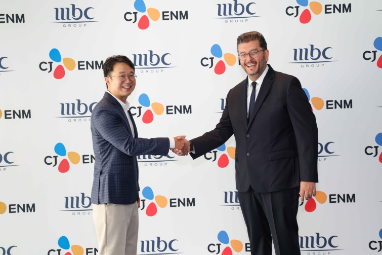 [사진 02] 김도현 CJ ENM 콘텐츠유통BU장(왼쪽)과 타레크 알리브라힘 MBC1·MBC DRAMA·MBC 샤히드 콘텐츠 담당 디렉터가 파트너십 체결 후 기념촬영을 하고 있다..jpg