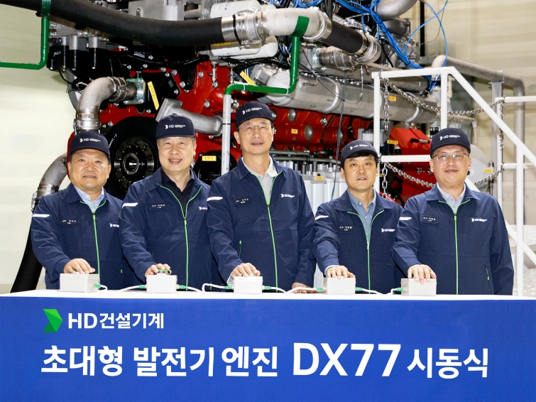 [사진] HD건설기계가 군산 캠퍼스에서 DX77 발전용 디젤 엔진 시동식을 진행했다. (사진 중앙 HD건설기계 문재영 사장).jpg